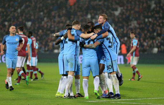 欧冠赛前穆里尼奥与两名昔日弟子重逢，并亲吻了斯内德的光头（欧冠赛前，穆里尼奥与两位旧将相聚，并亲吻斯内德的光头）