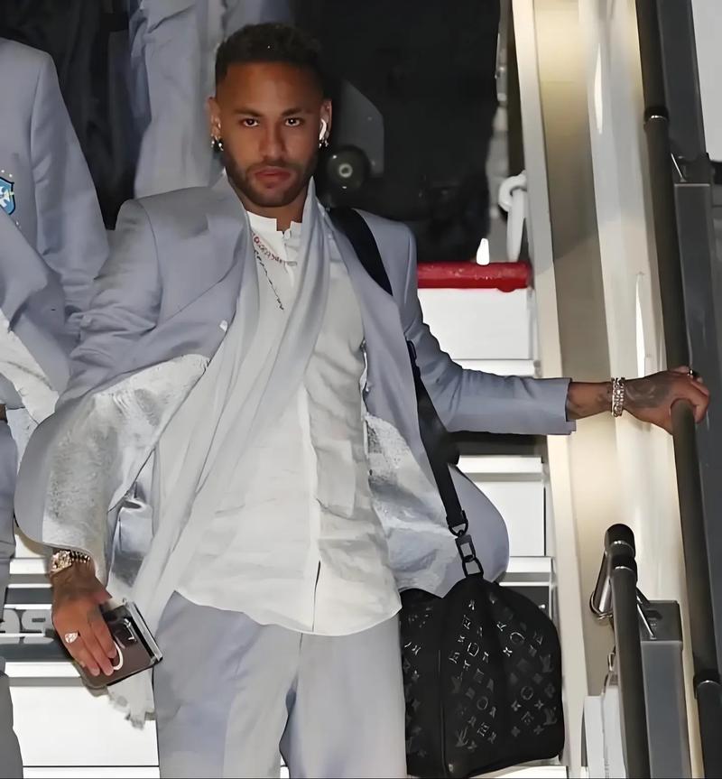 C罗发专访预告片：乔治娜问我要戒指；我资产早就超10亿美元（C罗预热专访：乔治娜催要戒指；身家早破10亿美元）